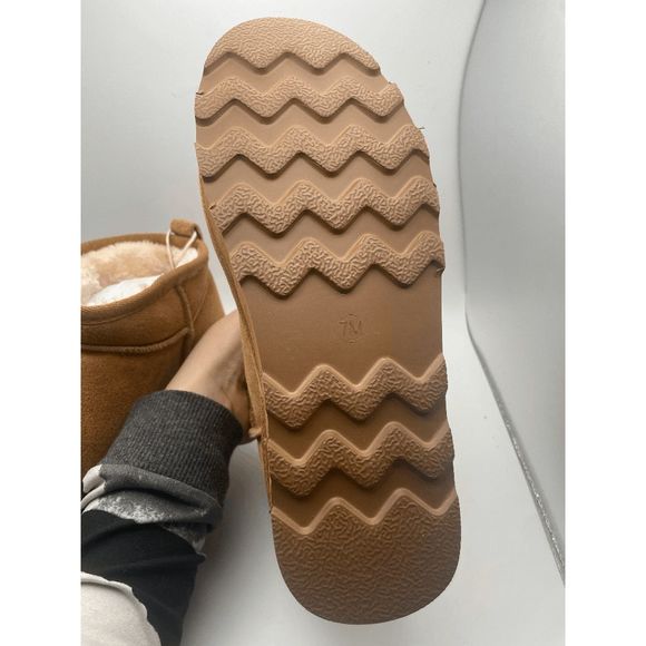 CUSHIONAIRE Women's COZY Genuine Suede pull on platform boot, Chestnut 7 - Picture 3 of 6